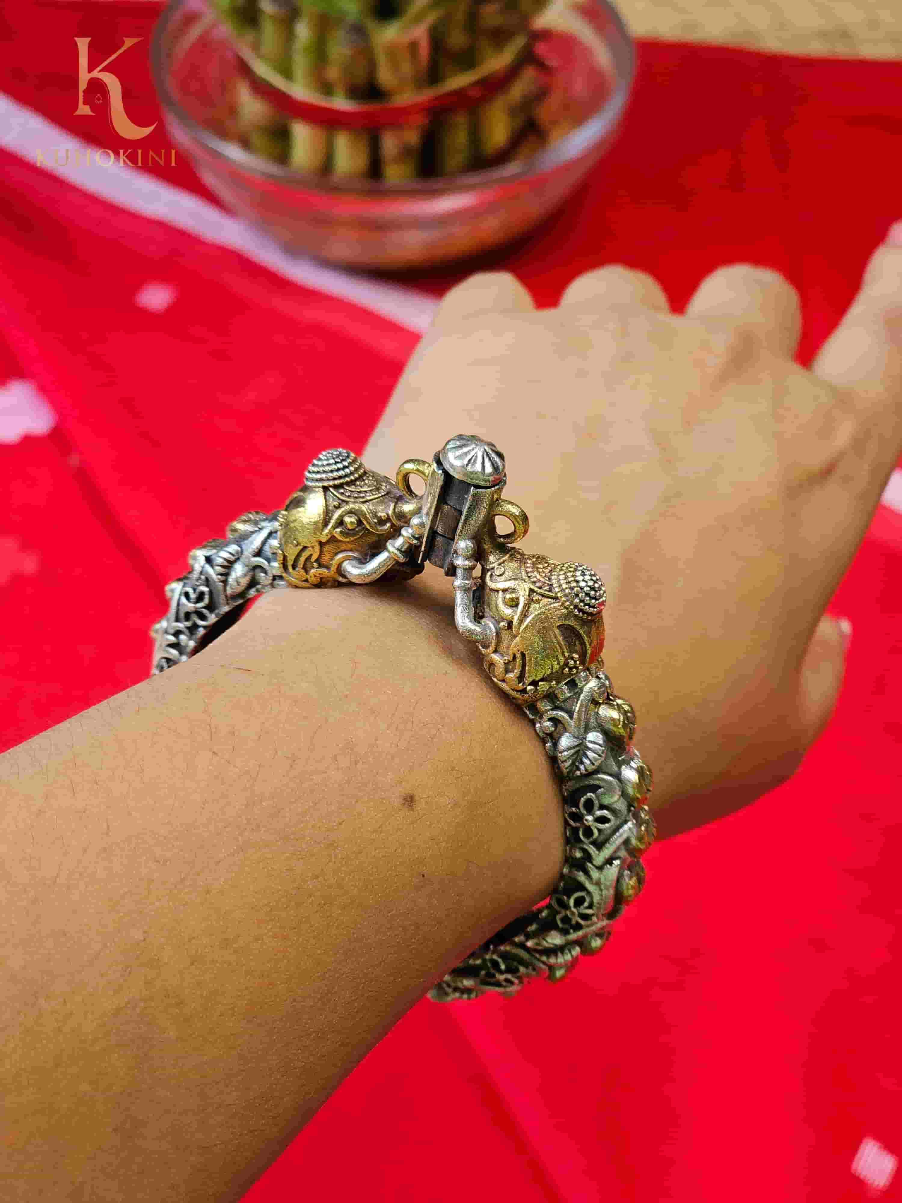Kuhokini Dual Tone Silver-Toned & Gold-Toned Elephant Bangle